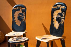 two vases sitting on top of two wooden chairs at A CASA DI JO in Calenzana