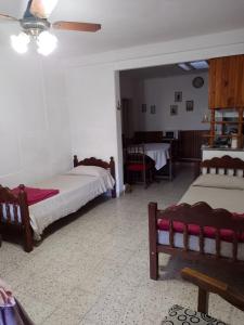 um quarto com 2 camas e uma ventoinha de tecto em Leticia y Fabián em Gualeguaychú
