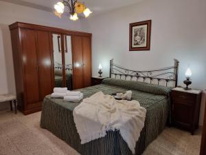 a bedroom with a bed with towels on it at LA FUENTE ROMANA in Campo-Nubes