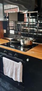 Dapur atau dapur kecil di Our Guests Are Royal (EL) Wellingborough