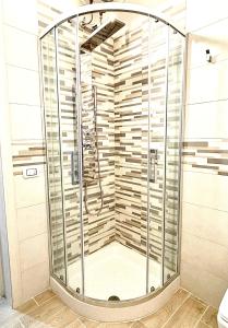 eine Dusche mit Glastür im Bad in der Unterkunft Casa Lello in Taranto