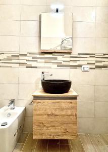 ein Bad mit einem Waschbecken und einer Schüssel in der Unterkunft Casa Lello in Taranto
