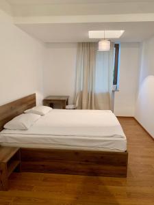 une chambre avec un grand lit avec des draps blancs dans l'établissement One Day Hostel, à Erevan 32 autres photos