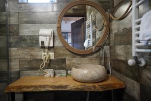 ein Bad mit einem Waschbecken und einem Spiegel in der Unterkunft House 54 in Kazbegi
