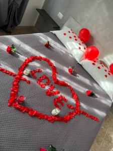 einem Tisch mit einem Herz aus roten Perlen in der Unterkunft Mondo House in Fiumicino