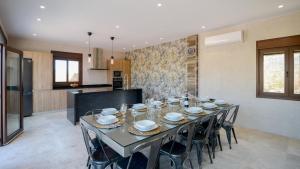 ein großes Esszimmer mit einem Tisch und Stühlen in der Unterkunft Casa Rural Tajo de Gómer Riogordo by Ruralidays in Ríogordo