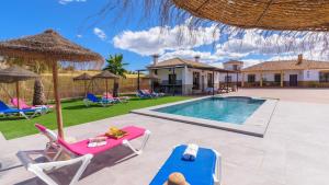 eine Villa mit Swimmingpool und ein Haus in der Unterkunft Casa Rural Tajo de Gómer Riogordo by Ruralidays in Ríogordo