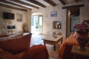 - un salon avec un canapé et une table dans l'établissement At Home In Istria- Villa Stancia Cicada, à Žminj
