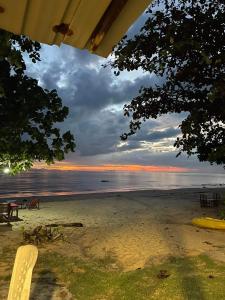 uma vista para uma praia com um céu nublado em Sun Smile Beach Koh Jum em Ko Jum