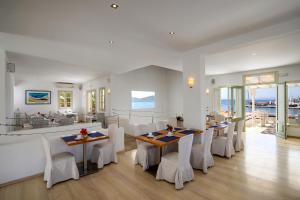 Um restaurante ou outro lugar para comer em Olia Hotel
