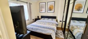 Voodi või voodid majutusasutuse Guest House Rooms Birmingham toas