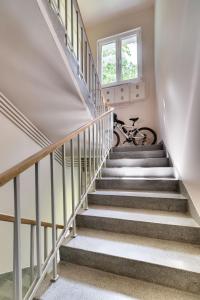 uma escada numa casa com uma bicicleta estacionada ao lado em Bonifraterska 15 Studio - Old Town Apartment em Varsóvia