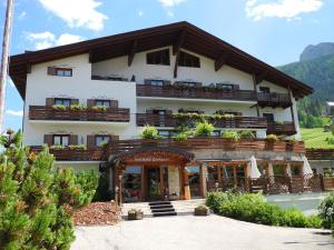 un gran edificio blanco con balcones. en Park Hotel Leonardo, en Moena