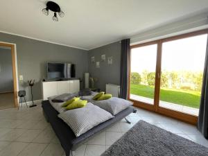 sypialnia z dużym łóżkiem z żółtymi poduszkami w obiekcie Schwarzwald - Schöne, ruhige Auszeit in der FeWo - Im Grünen w mieście Weilheim