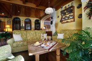 ein Wohnzimmer mit einem Sofa und einem Tisch in der Unterkunft Park Hotel Leonardo in Moena
