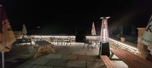 - une terrasse avec des tables et des chaises la nuit dans l'établissement The Black Horse Inn, à Settle