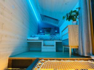 Gallery image ng La Tiny Blue - maison insolite pour 2 - sans Tv sa Saint-Aignan