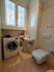 La salle de bains est pourvue d'un lave-linge et d'un lavabo. dans l'établissement Appartamento Il Girasole, à Casatenovo