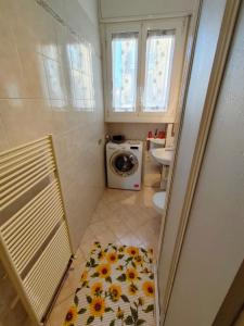 Elle comprend une petite salle de bains pourvue d'un lave-linge et d'un sèche-linge. dans l'établissement Appartamento Il Girasole, à Casatenovo