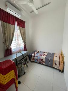 een slaapkamer met een bed en een raam in een kamer bij Family Holiday Home With Wifi & Netflix in Sungai Petani