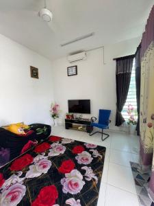 una camera da letto con un letto fiorito di Family Holiday Home With Wifi & Netflix a Sungai Petani