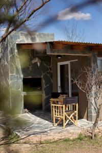 諾諾的住宿－Las Quimeras，房屋前面设有桌子和椅子