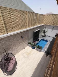 المسبح في أكواخ غيم ومطر أو بالجوار