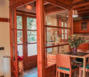 AlinsにあるHotel Saloriaの木製のドアとテーブル(テーブル、テーブル付)が備わる客室です。