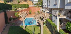 una vista aérea de una casa con piscina en Apartamento con piscina - Tossa - Magníficas vistas al mar, en Girona