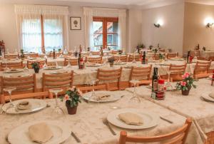 una gran sala de banquetes con mesas y sillas y botellas de vino en Hotel Saloria, en Alins