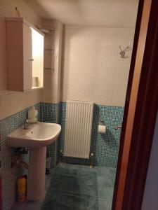 uma casa de banho com um lavatório e um chuveiro em Ρετρό Κλινάρι em Xanthi