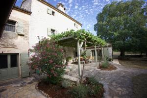 una casa con un mucchio di viti sul lato di At Home In Istria- Villa Stancia Cicada a Žminj