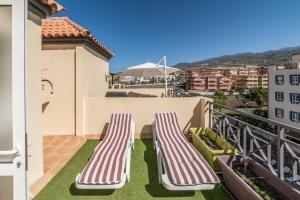 uma varanda com 2 espreguiçadeiras e vista em Callao Salvaje, apartamento a 200 mts de la Playa em Alcalá de Henares