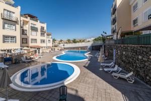 アルカラにあるCallao Salvaje, apartamento a 200 mts de la Playaのホテルのスイミングプールの景色を望めます。