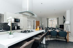 cocina y comedor con barra y sillas en Blue Heron - 2 Bedroom Apt with 2 parking spaces en Lower Assendon