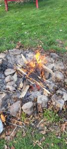 a fire on the ground with rocks and grass at Stanica pod Zadzierną Kemping Domki letniskowe in Lubawka