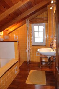 ジェノヴァにあるB&B Ca dei Freのバスルーム(洗面台、トイレ付)、窓が備わります。