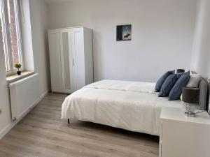Ліжко або ліжка в номері White apartment, 2 Chambre-Arrivée autonome-Wifi rapide