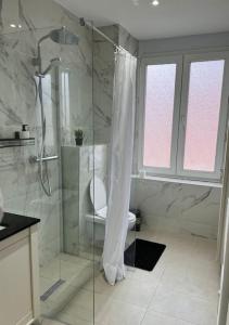 Ванна кімната в White apartment, 2 Chambre-Arrivée autonome-Wifi rapide
