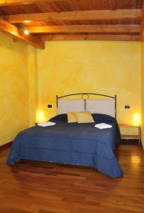 ジェノヴァにあるB&B Ca dei Freのベッドルーム1室(青いベッド1台付)