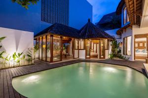 an empty swimming pool in front of a house at The Lagoon Canggu in Canggu
