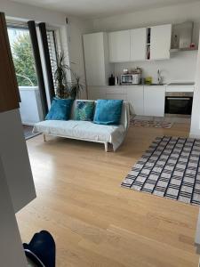 sala de estar con sofá y almohadas azules en Appartamento Ligeia en Bolzano