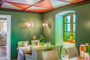 Gasthof Rabenwirt في بولاخ إم إيزارتال: غرفة طعام مع طاولة وكراسي