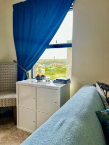 Studio on the Hill with Inverter & Water tanks客房内的一张或多张床位
