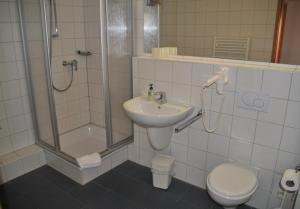 a bathroom with a sink and a shower and a toilet at Strandlooper Strandlooper Dünenkoje05 in Norderney
