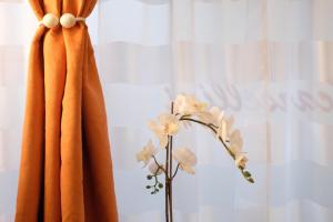 um vaso com flores em frente a uma cortina em LeNotti Verona em Verona