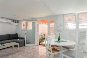 Las Américas, apartamento a 150 mts de la Playa في سانتا كروث دي تينيريفه: غرفة معيشة مع طاولة وأريكة