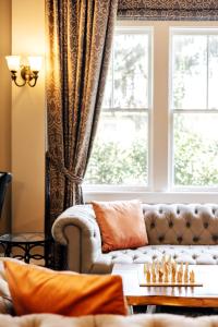 uma sala de estar com um sofá e uma janela em Princess Anne Boutique Hotel & Breakfast em Asheville