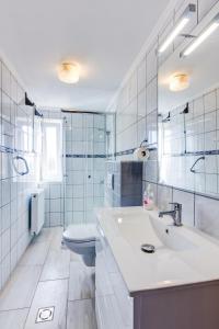een witte badkamer met een wastafel en een toilet bij Ilona Apartman Hévíz in Hévíz