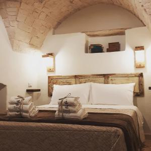 1 dormitorio con 1 cama con toallas en Lumè en Putignano